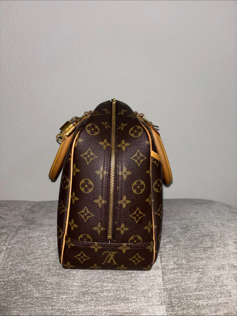 Louis Vuitton Deauville Monogram Canvas Duffel with Tan Trim w/ Lock & Key 323